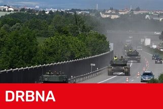 Tanky ovládly D35 u Olomouce. Někteří řidiči porušili předpisy a obrněná monstra si za jízdy natáčeli